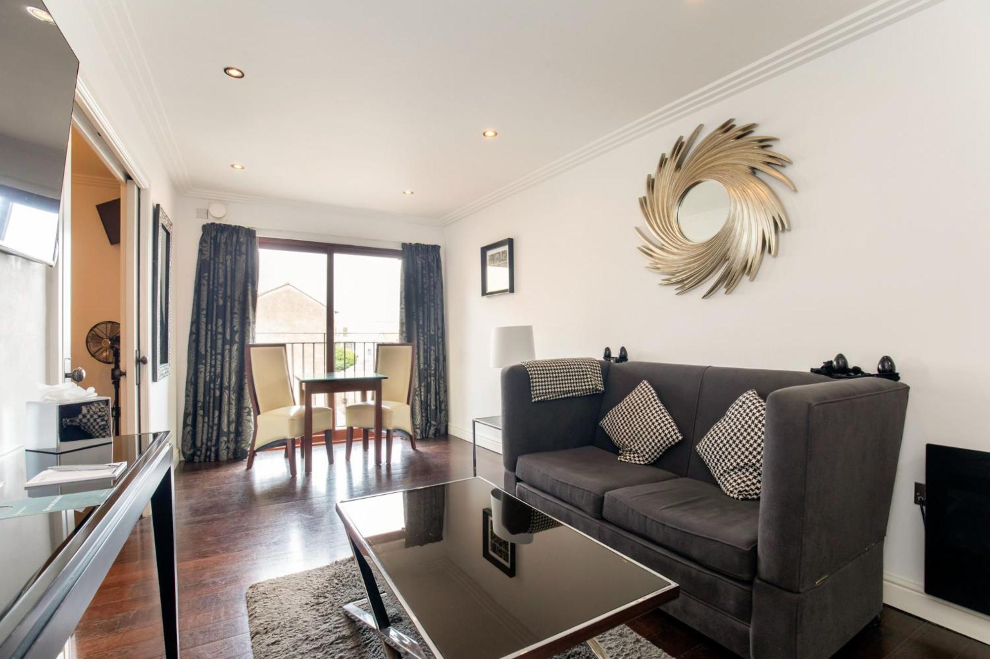 צ'לטנהם Strozzi Palace Suites By Mansley מראה חיצוני תמונה