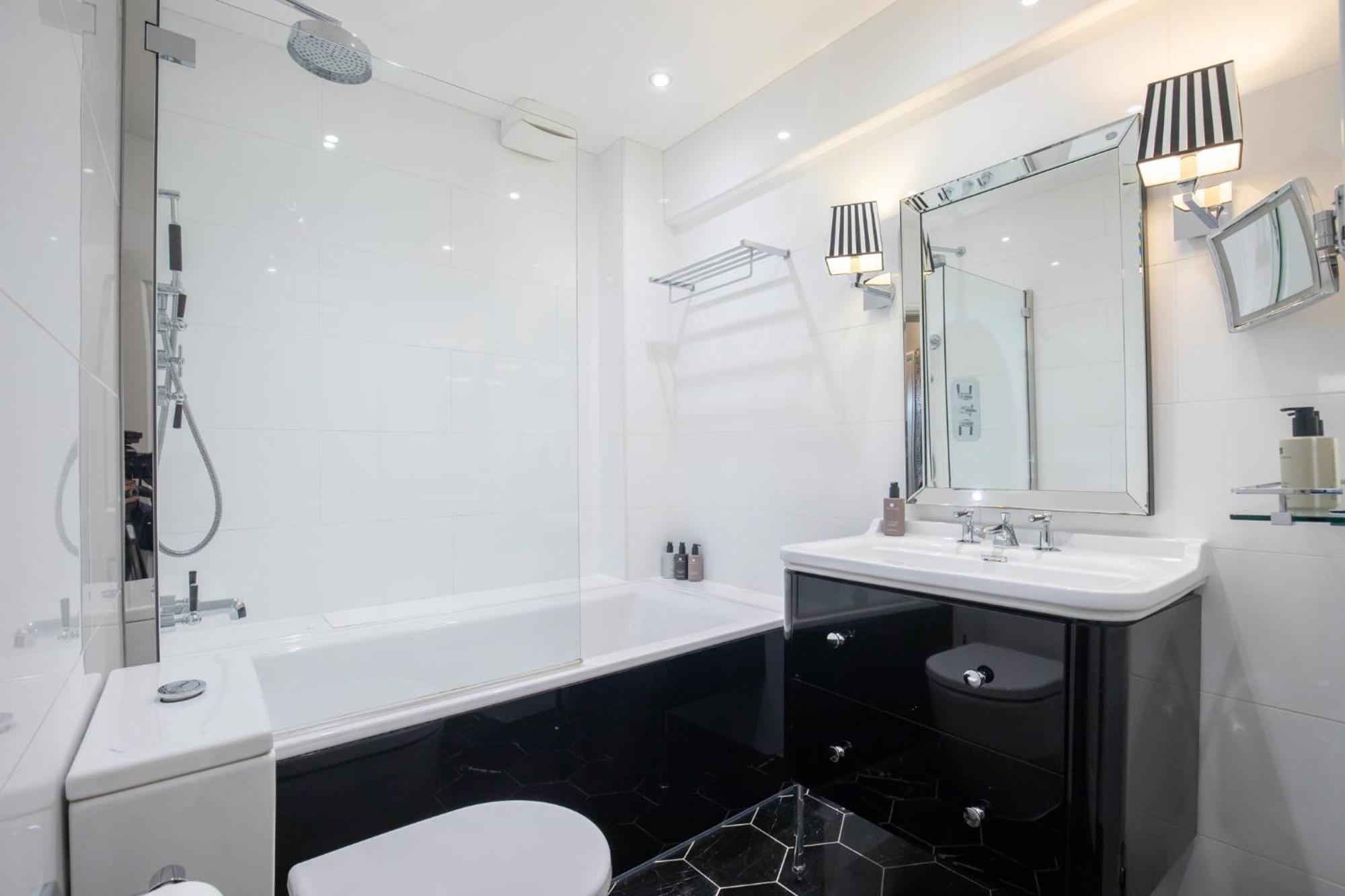 צ'לטנהם Strozzi Palace Suites By Mansley מראה חיצוני תמונה