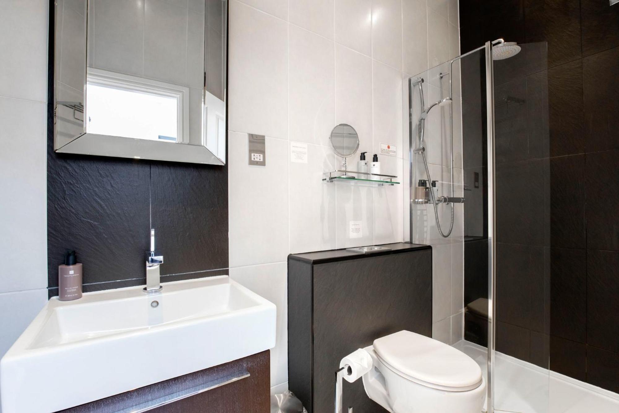צ'לטנהם Strozzi Palace Suites By Mansley מראה חיצוני תמונה