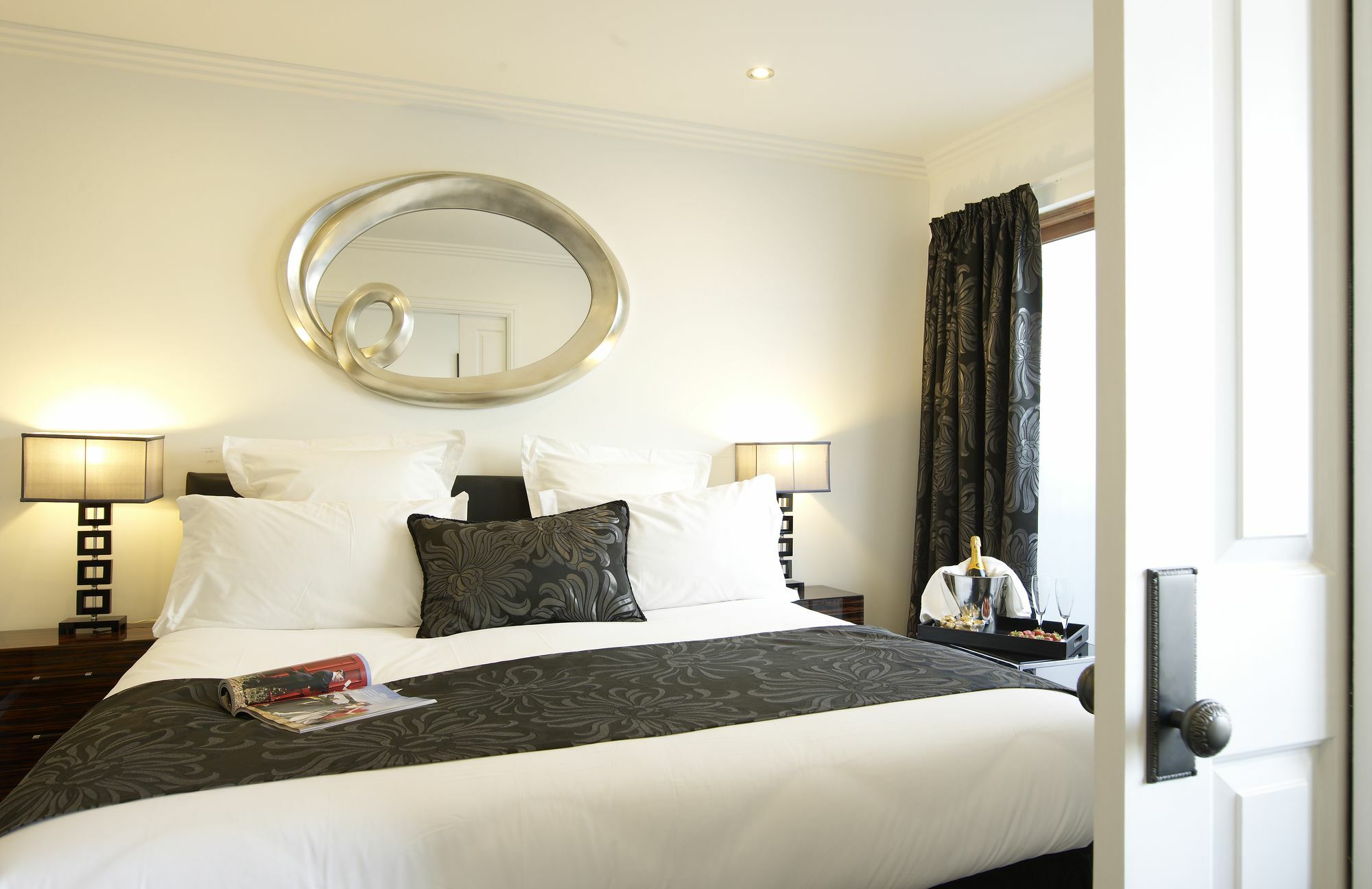 צ'לטנהם Strozzi Palace Suites By Mansley מראה חיצוני תמונה